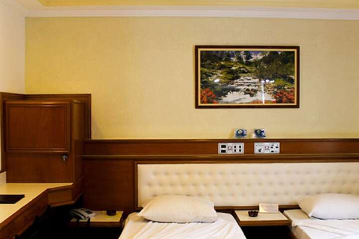 Room 10 of 27