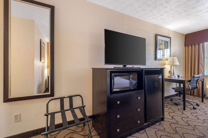 1 King Bed High Speed Internet Accessible Microwave and Refrigerator Desk Coffee Maker (8 of 11)
