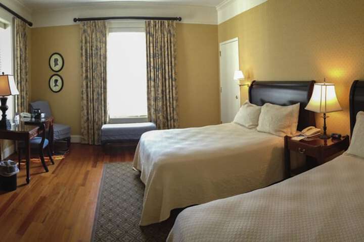 Deluxe Queen Bed (7 of 16)