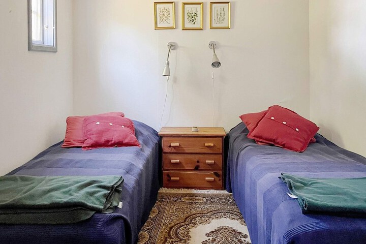 Room 4 of 33