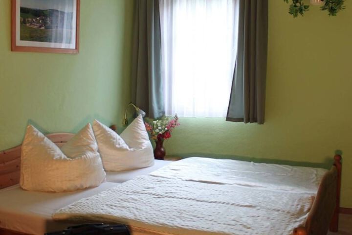 Room 6 of 33