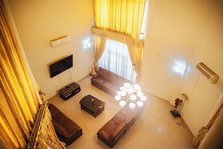 Room 8 of 12
