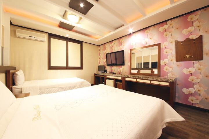 Room 8 of 35