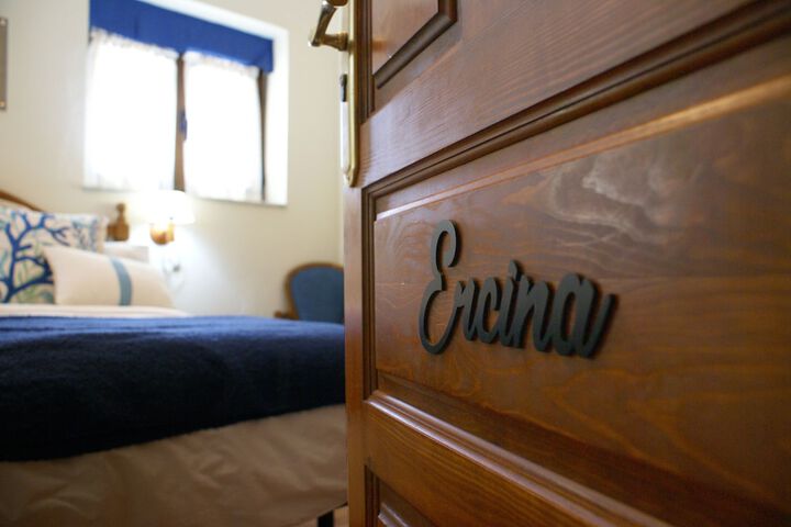 Room 4 of 27