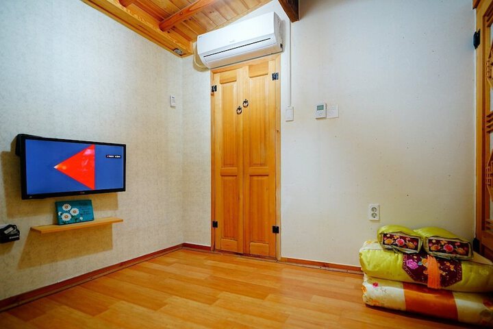 Room 8 of 38