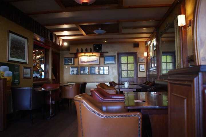 Lounge 11 of 16