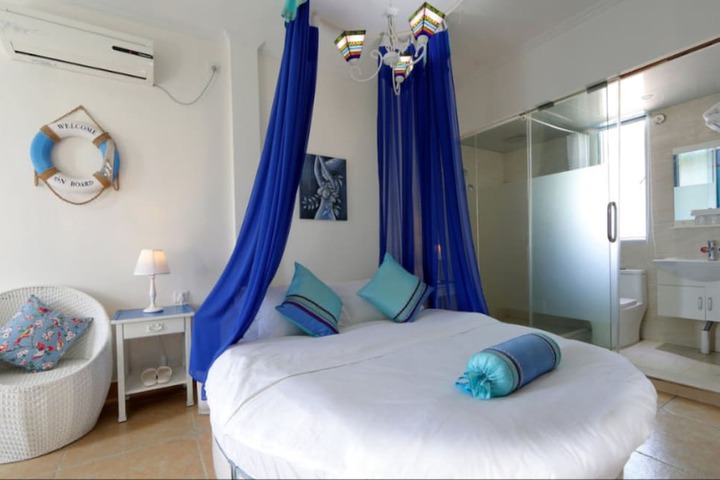 Room 6 of 8