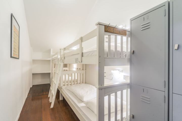 Room 27 of 43