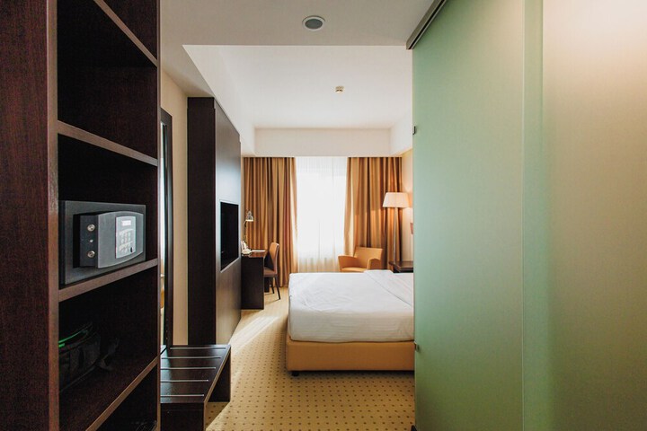 Room 9 of 53