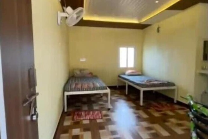 Room 9 of 18
