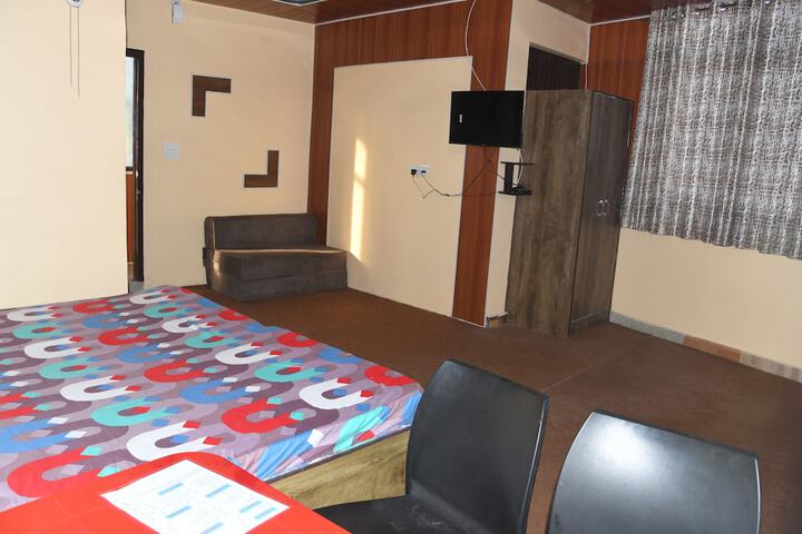 Room 5 of 16