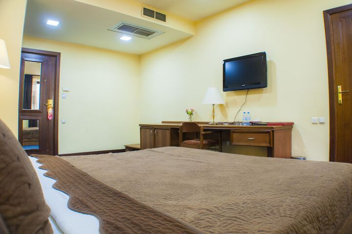 Room 10 of 76