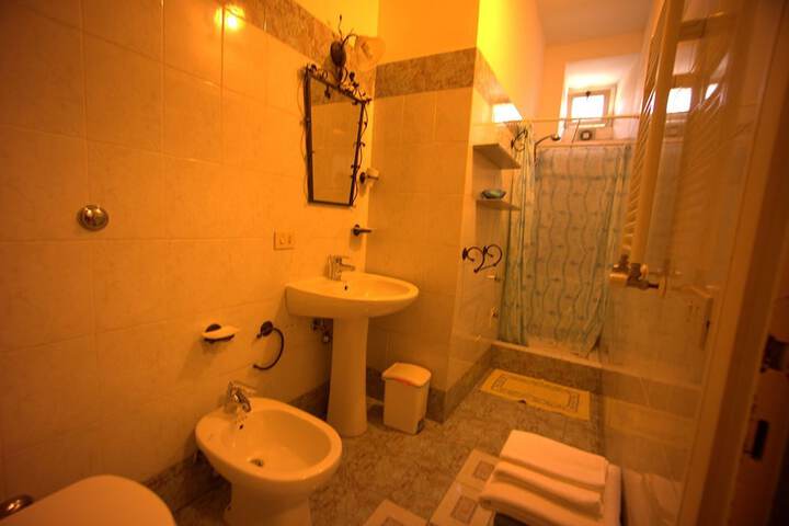 Room 6 of 28