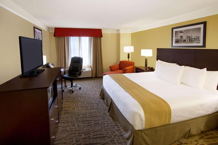 1 King Bed Pillowtop Bed Microwave and Refrigerator Full Breakfast (7 of 14)