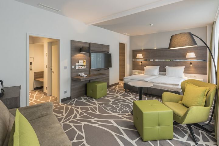 Room 32 of 193