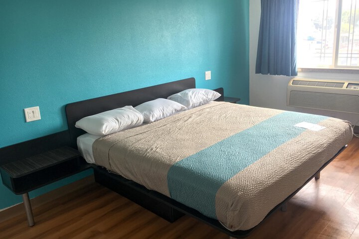 1 King Bed Micfridge (15 of 18)