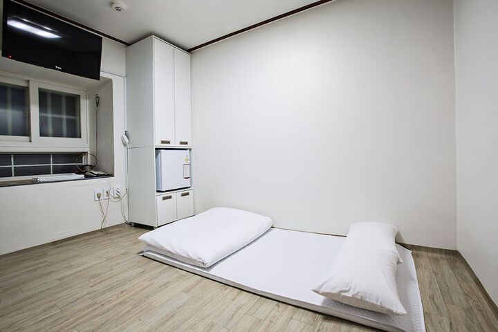 Room 9 of 42