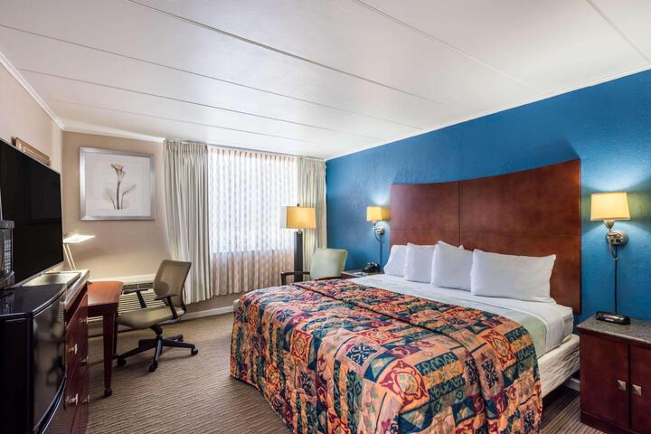 1 King Bed (7 of 8)