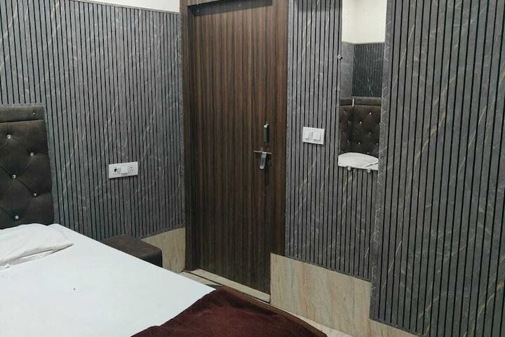 Room 11 of 16