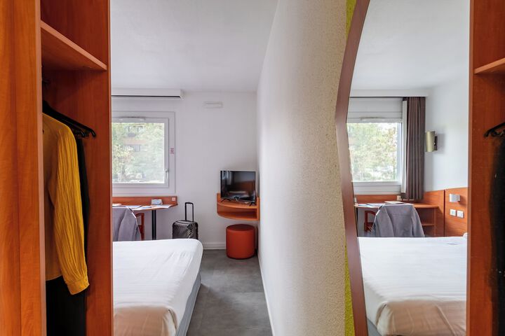 Room 9 of 33