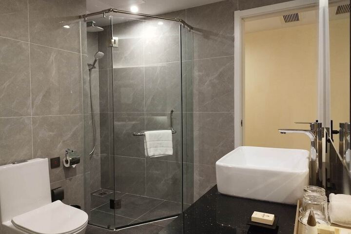 Room 33 of 48