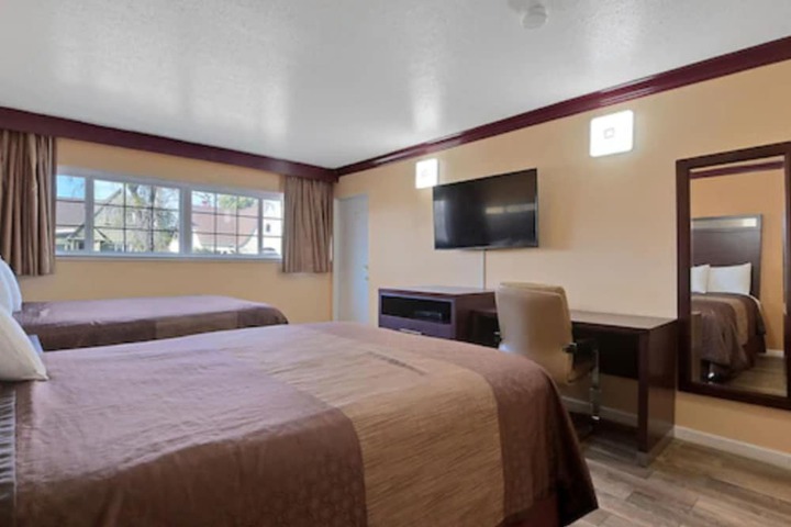 1 Queen Bed (5 of 11)