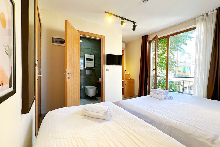 Room 10 of 99
