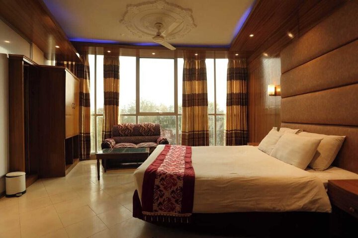 Room 2 of 44