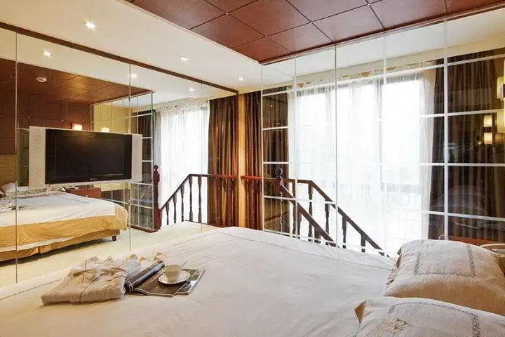 Room 2 of 10