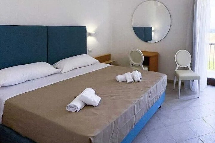Room 2 of 8