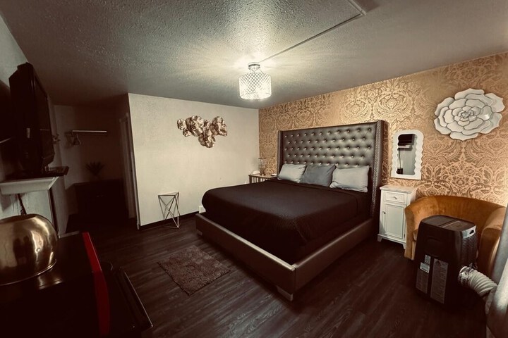 Room 33 of 77