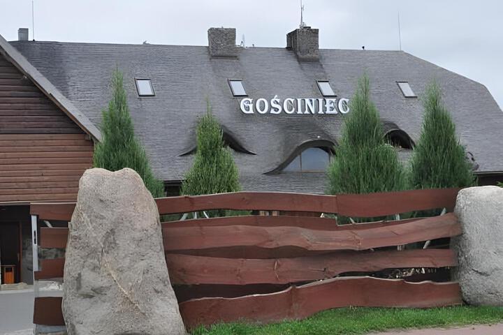 Pod Strzechą. Gościniec. Pabianiak J.