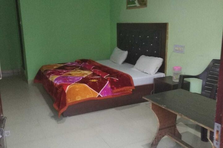 Room 8 of 34