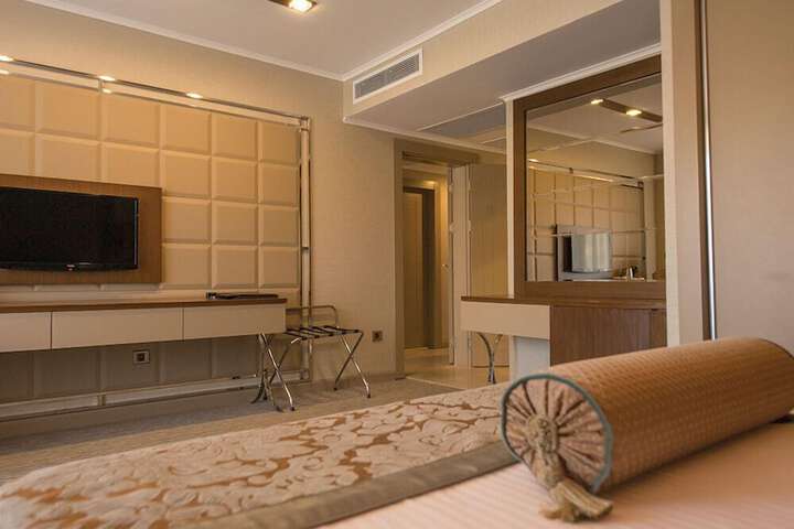 Room 5 of 104