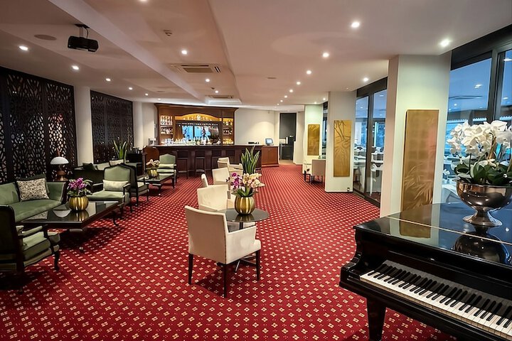 Lounge 46 of 65