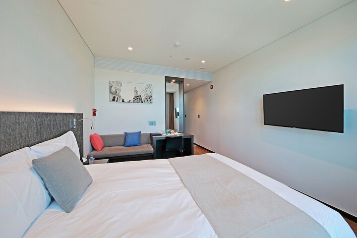Room 9 of 93