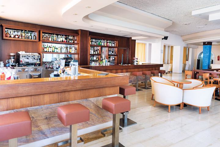 Lounge 75 of 107