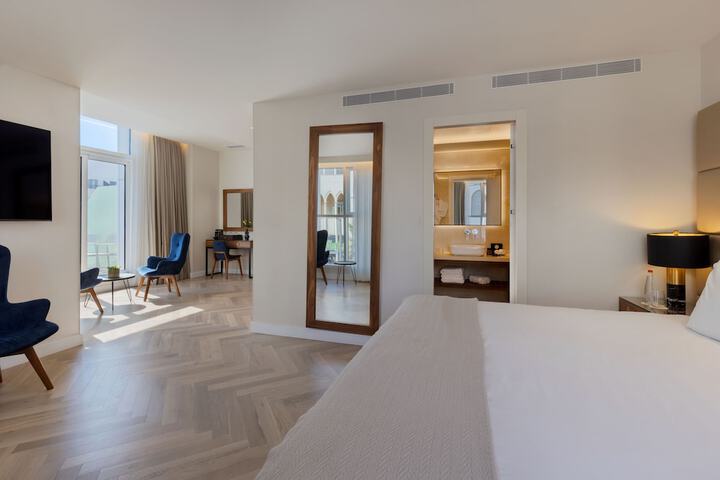 Room 18 of 53
