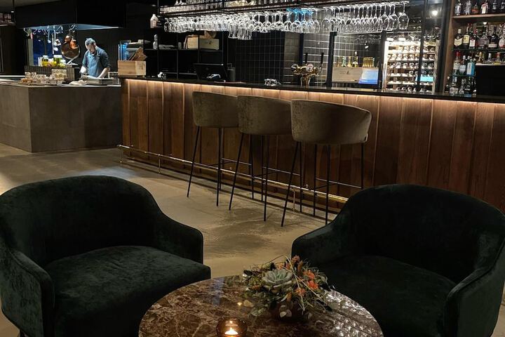 Lounge 36 of 46