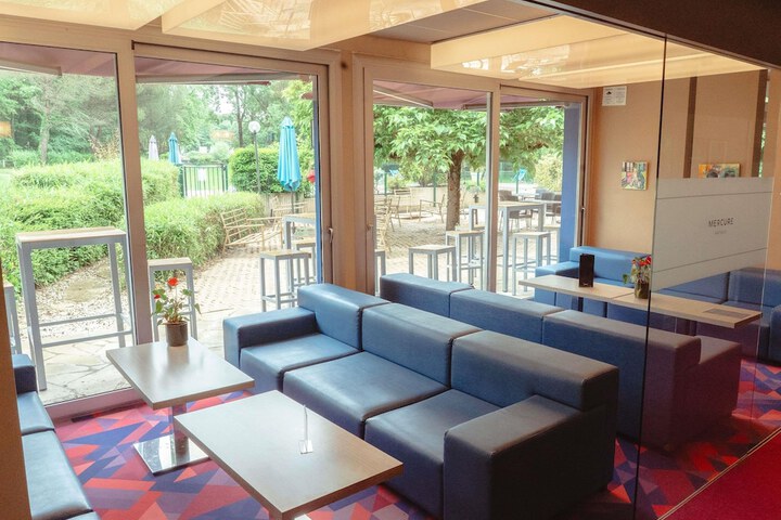 Lounge 45 of 60