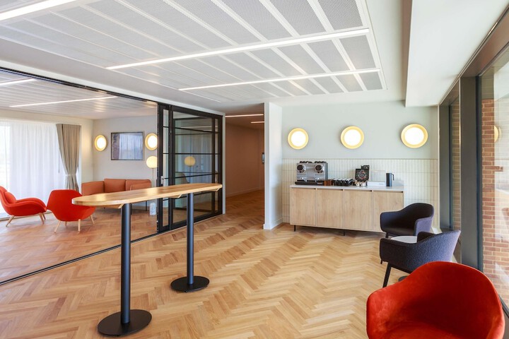 Business Center 67 of 75