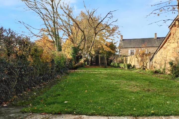 Maison familiale spacieuse près de Carrouges avec jardin