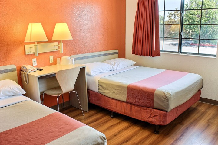 1 Queen Bed (8 of 9)
