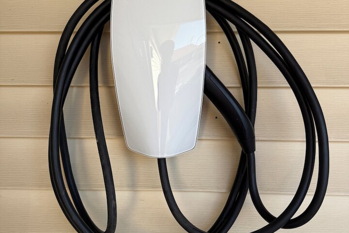 Electric vehicle charging station