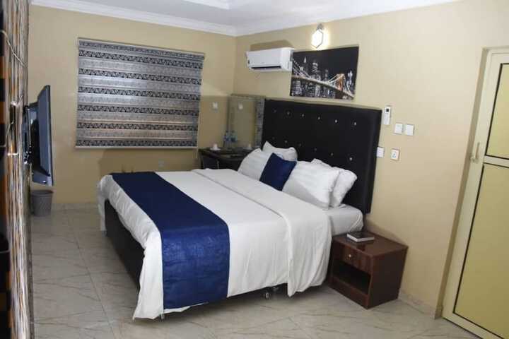 Room 10 of 38
