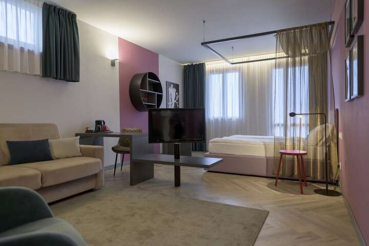 Room 16 of 47
