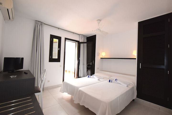 Room 3 of 52