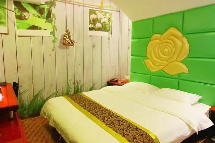 Room 4 of 9