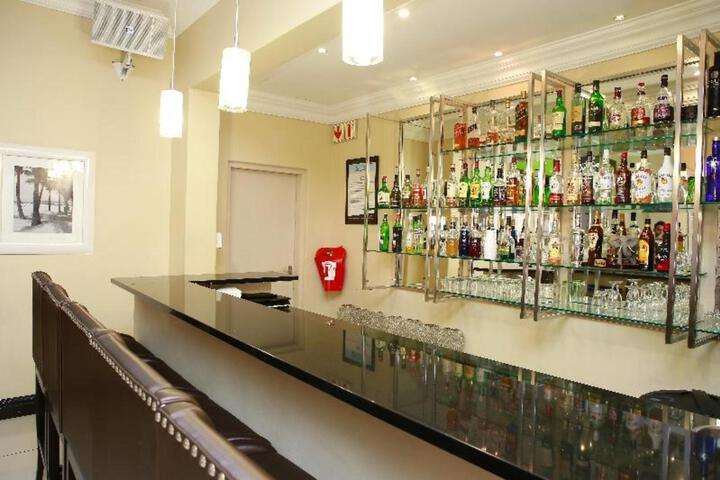 Lounge 4 of 9