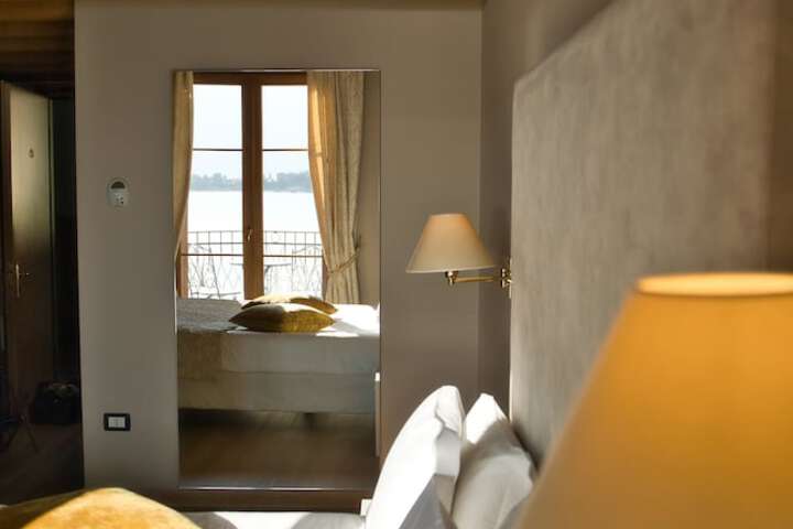 Room 27 of 86